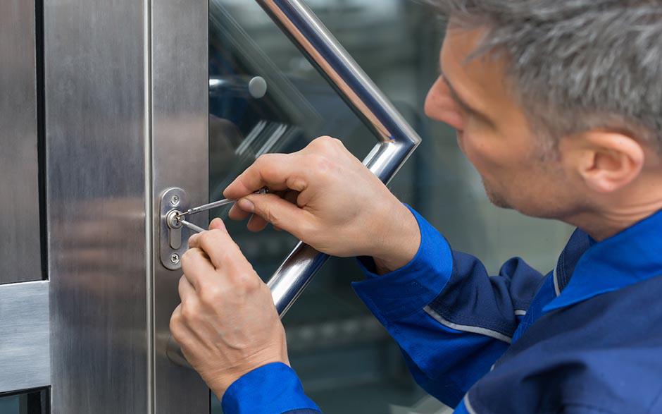 Arles changer une serrure de porte d'entrée