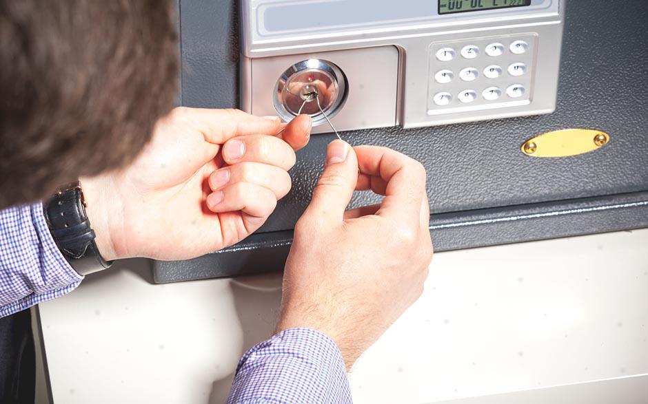 Arles changer une serrure de porte d'entrée