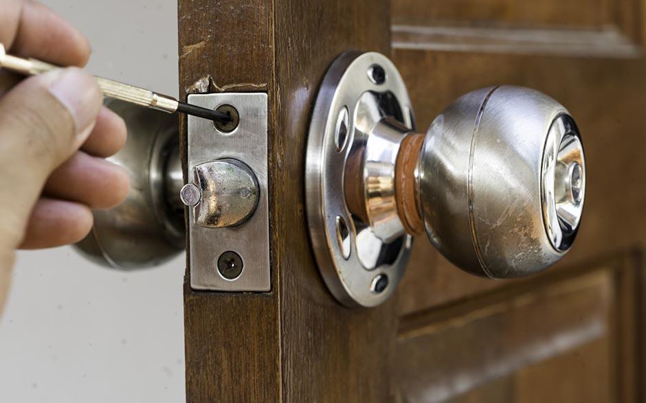 Arles changer une serrure de porte d'entrée