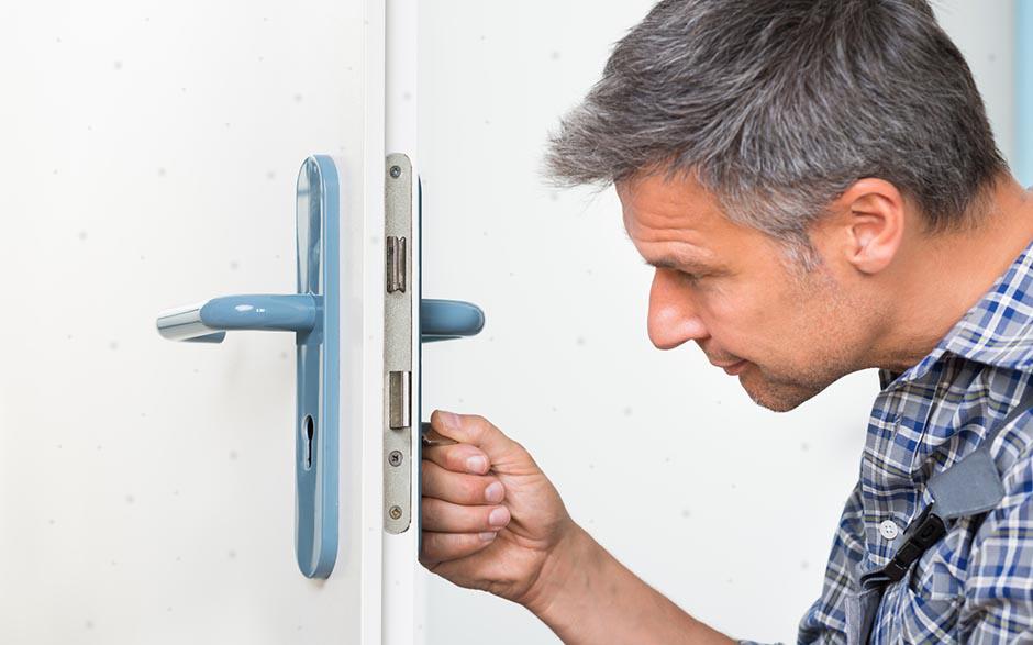 Arles changer une serrure de porte d'entrée